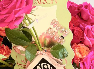 花和穿戴甲的邂逅